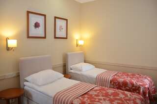 Отель Premier Hotel Pochaiv Почаев Улучшенный двухместный номер с 2 отдельными кроватями-2